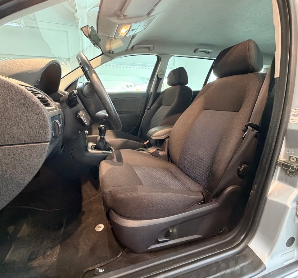 Ford Mondeo 2,0 145 Ambiente stc. 5d