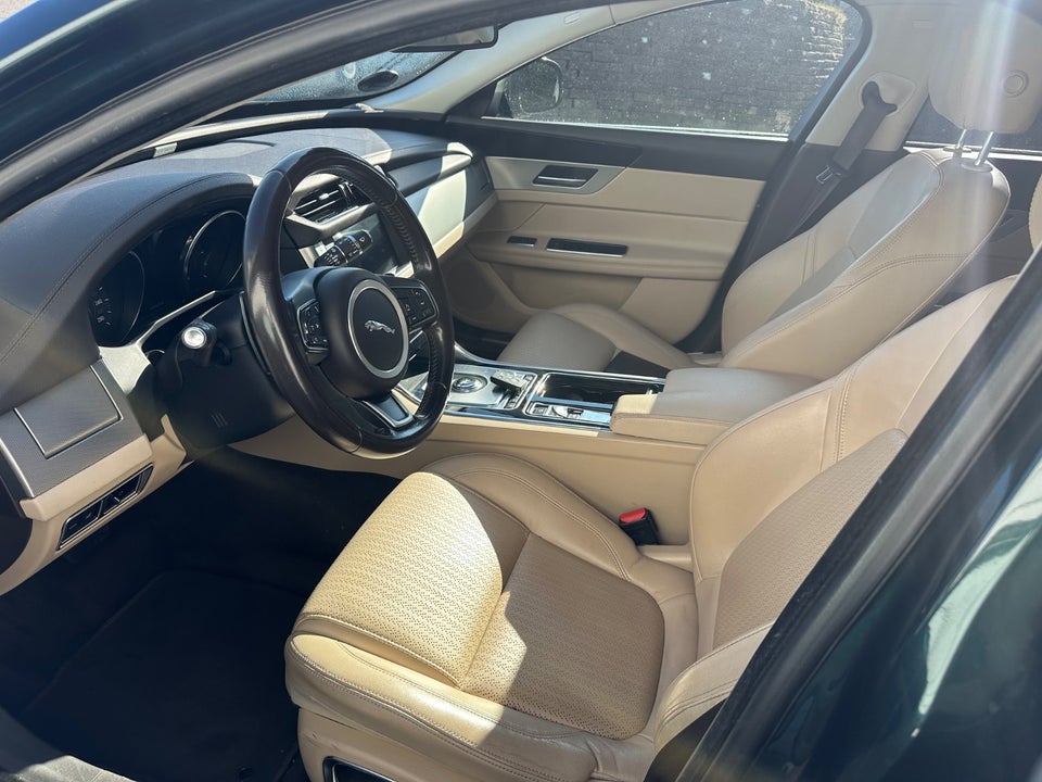 Jaguar XF 2,0 D180 Prestige 4d