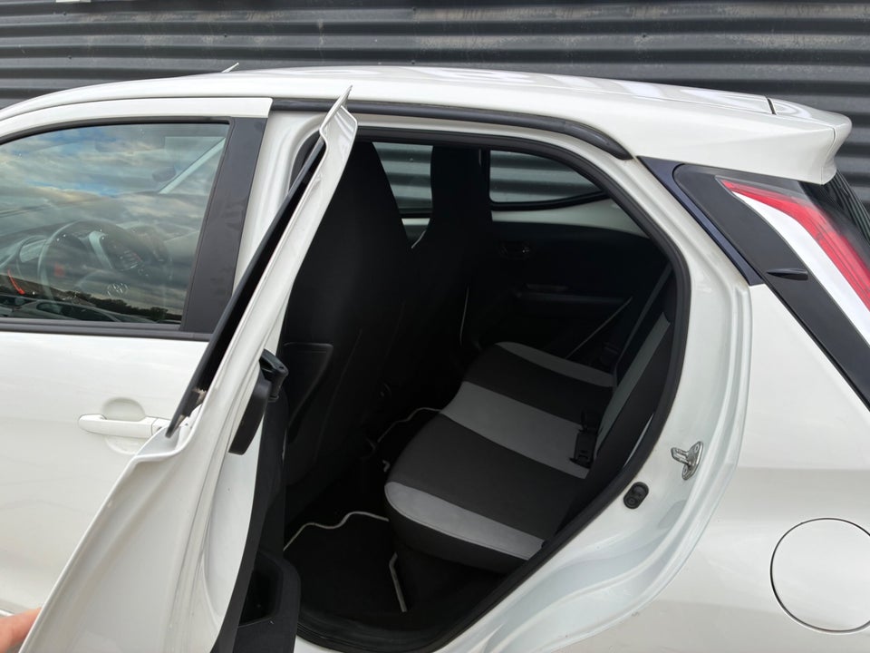 Toyota Aygo 1,0 VVT-i x-play x-touch 5d