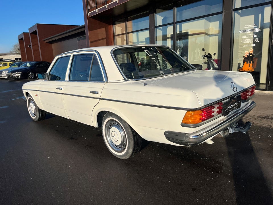 Mercedes 230 E 2,3  4d