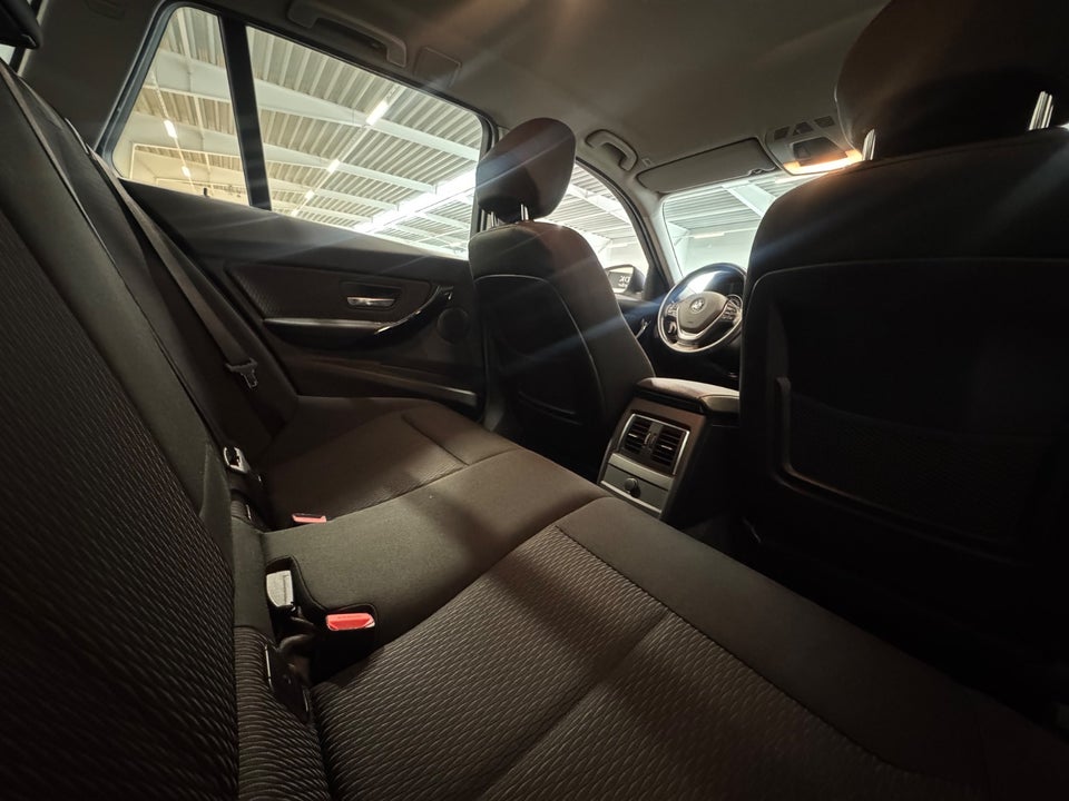 BMW 320i 2,0 Touring aut. 5d