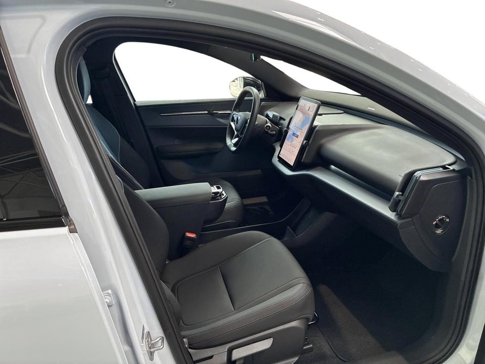 Volvo EX30 Standard Range Plus 5d