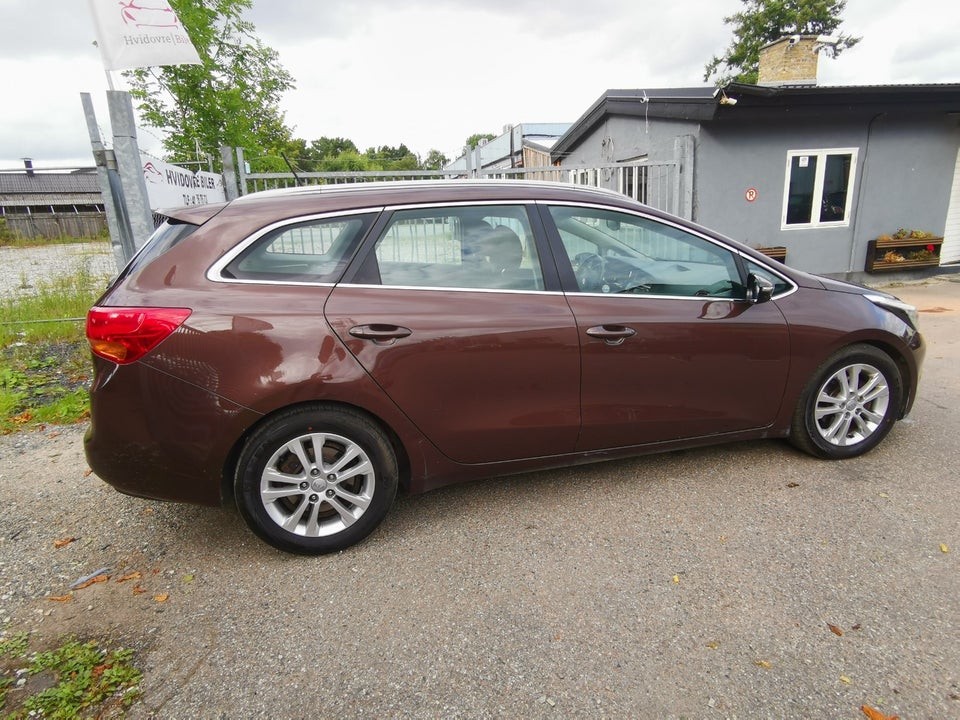 Kia Ceed 1,6 CRDi 128 Premium+ SW 5d