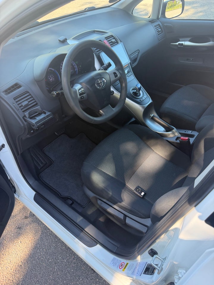 Toyota Auris 1,8 Hybrid 5d