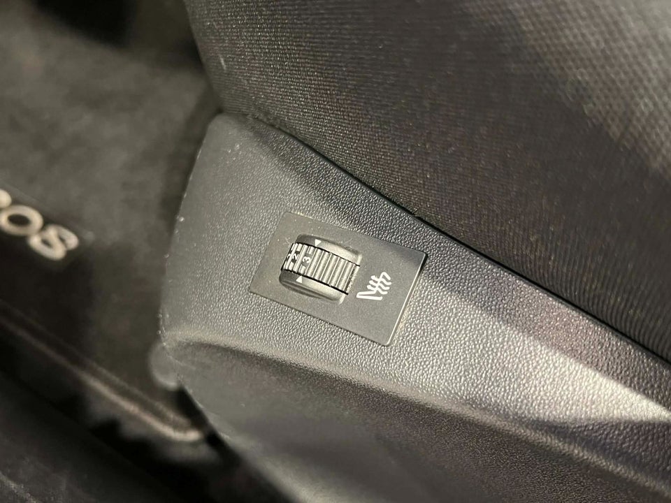 Peugeot 208 1,6 BlueHDi 100 Allure Sky 5d