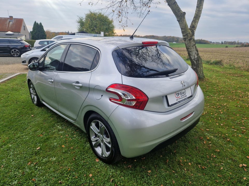 Peugeot 208 1,2 VTi Allure Sky 5d