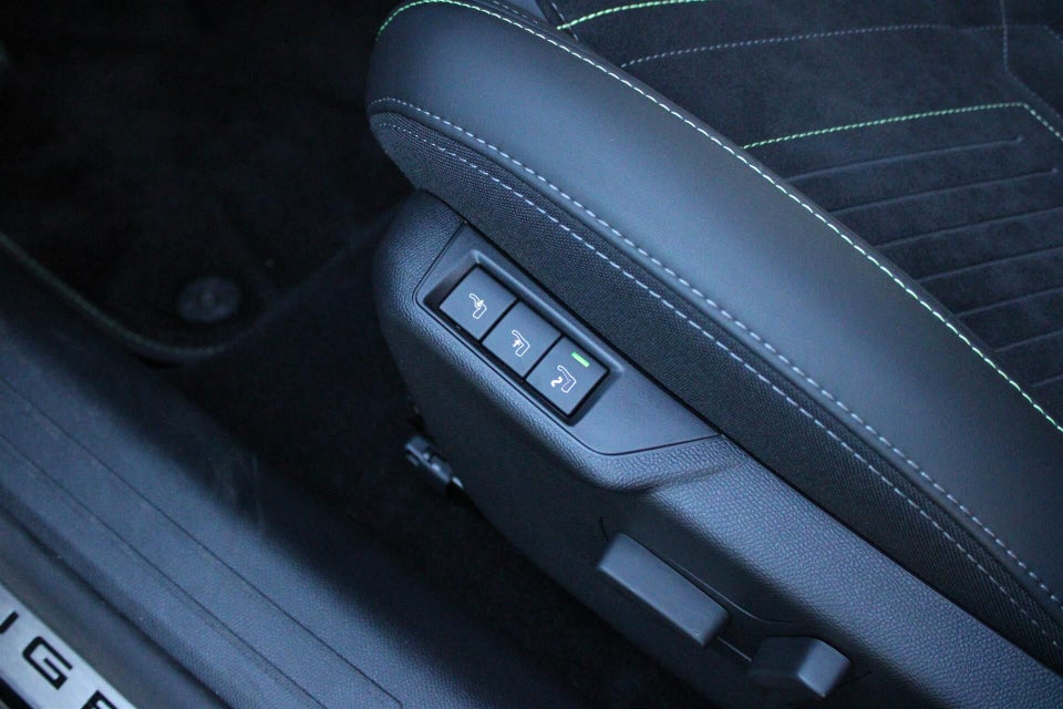 Peugeot e-208 54 GT 5d