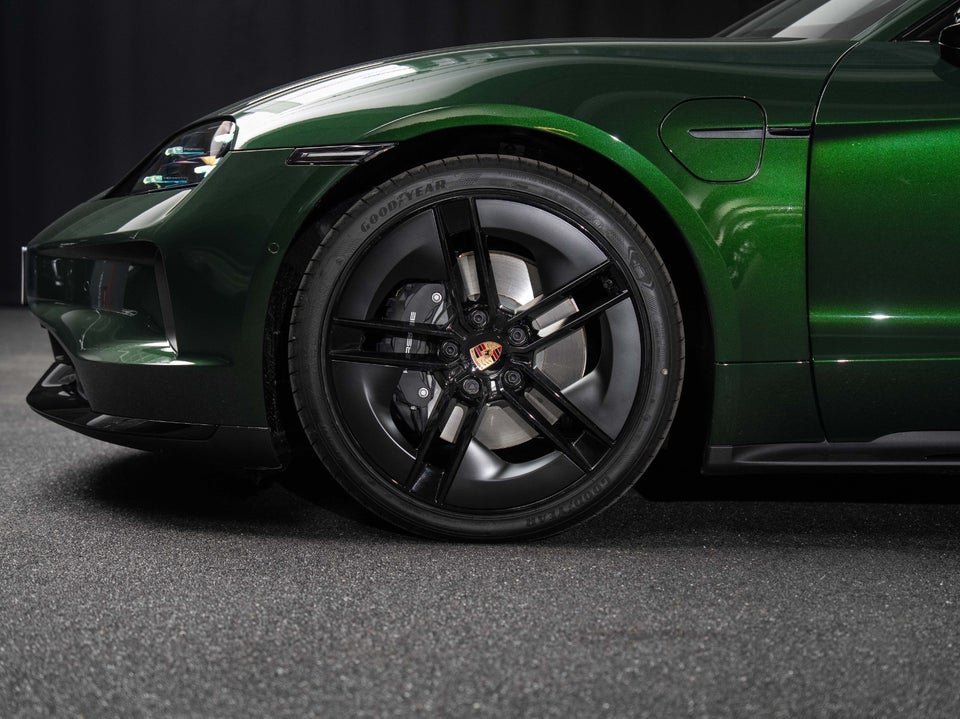 Porsche Taycan 4 Performance+ Black Edition 4d