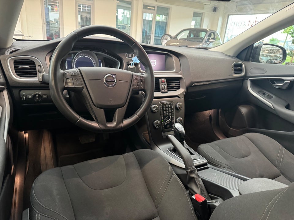 Volvo V40 CC 1,5 T3 152 Momentum aut. 5d
