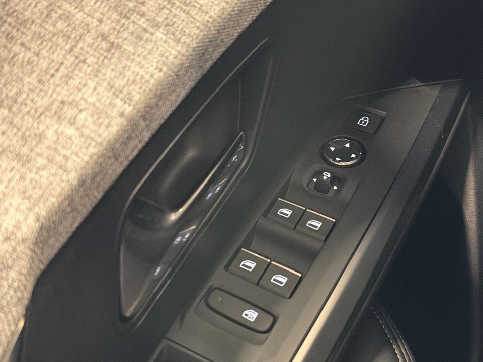 Peugeot e-3008 77 GT Pack 5d