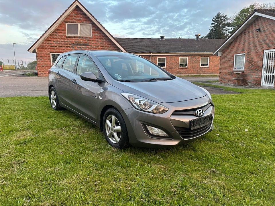 Hyundai i30 1,6 CRDi 110 Comfort CW Eco 5d