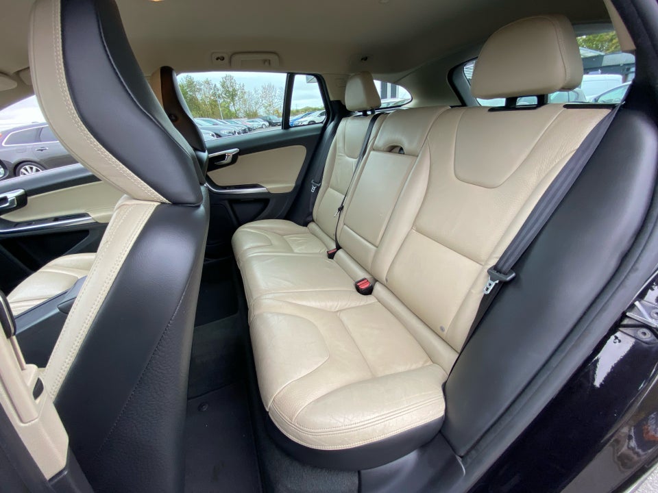 Volvo V60 1,6 T4 180 Summum aut. 5d