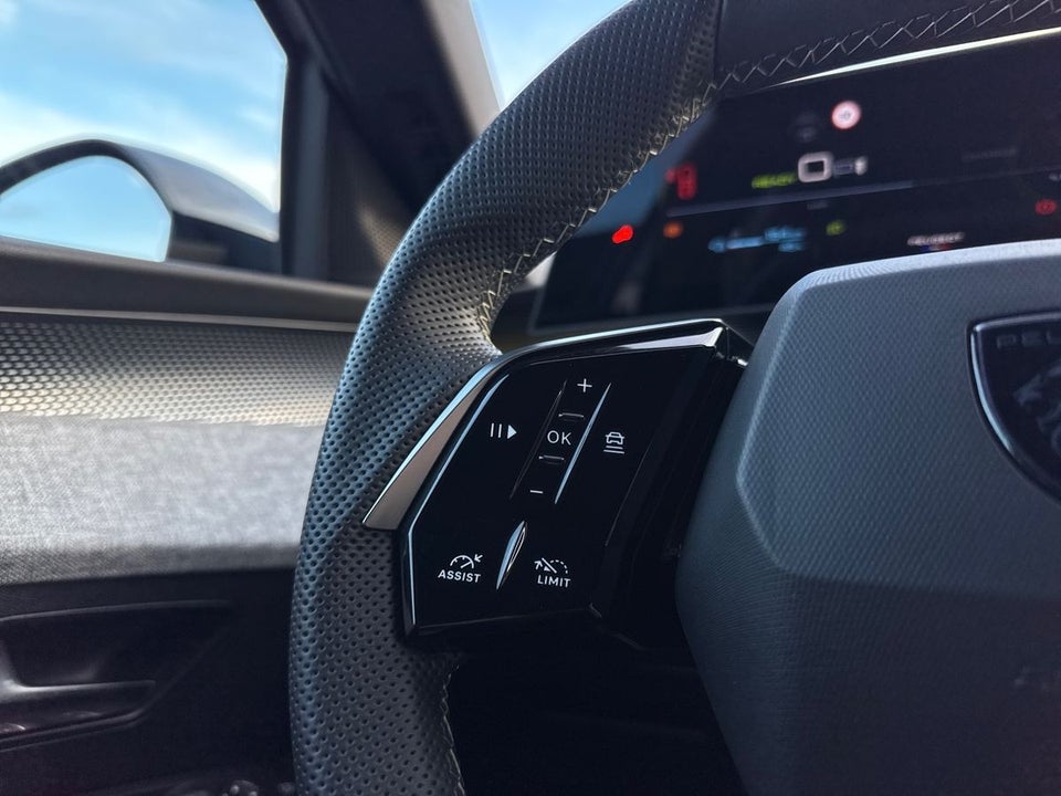 Peugeot e-3008 77 GT Pack 5d