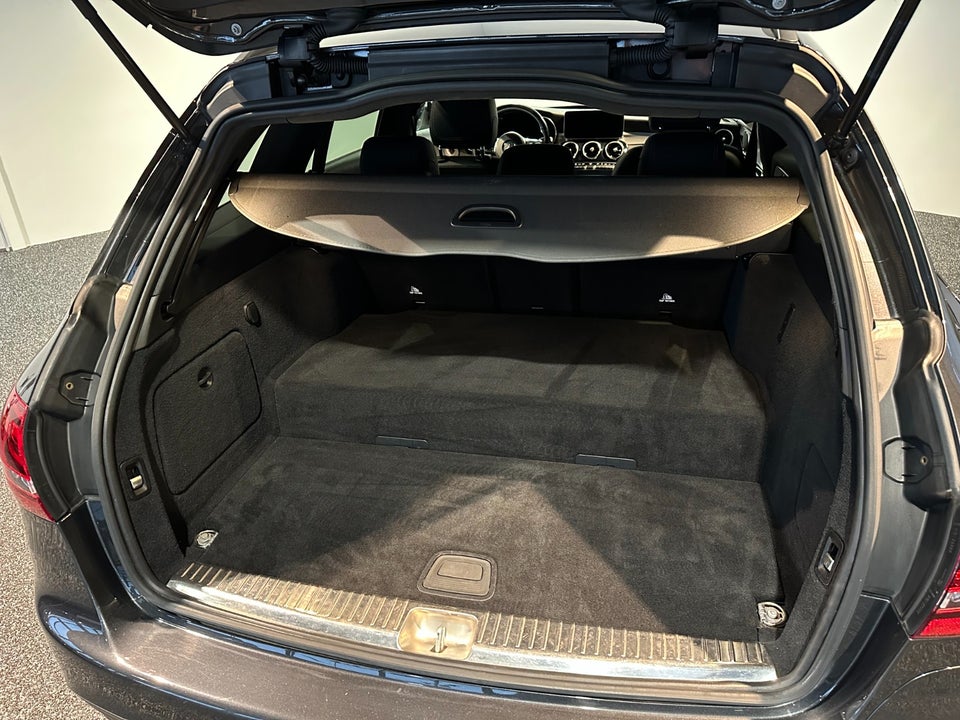 Mercedes C300 de 2,0 AMG Line stc. aut. 5d