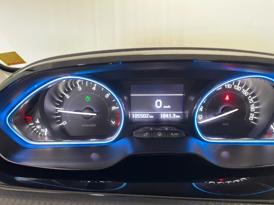 Peugeot 2008 1,2 e-THP 110 Selection Sky 5d