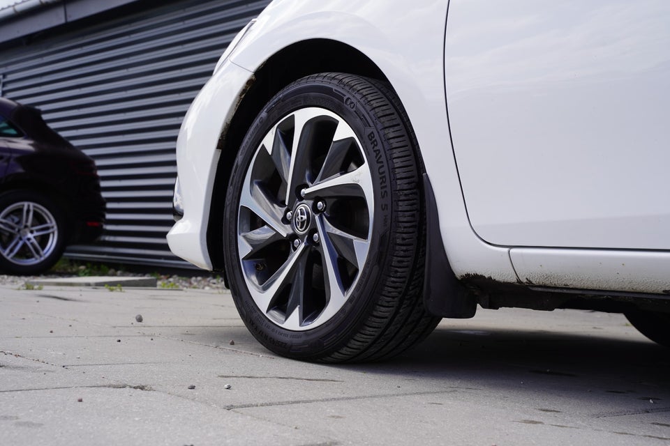 Toyota Auris 1,8 Hybrid H2 Style Skyview CVT 5d