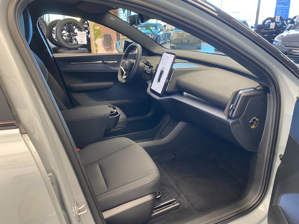 Volvo EX30 Extended Range Plus 5d