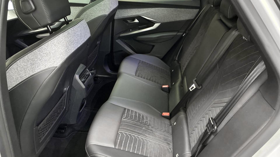 Peugeot e-3008 77 GT 5d