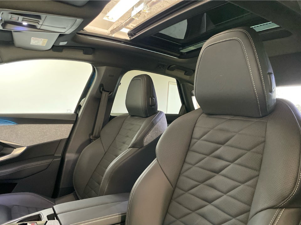 Peugeot e-3008 77 GT Pack 5d