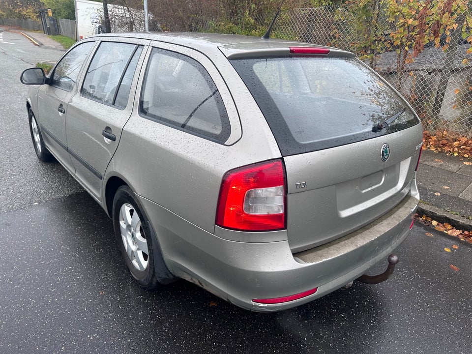 Skoda Octavia 1,6 TDi 105 Ambiente Combi 5d