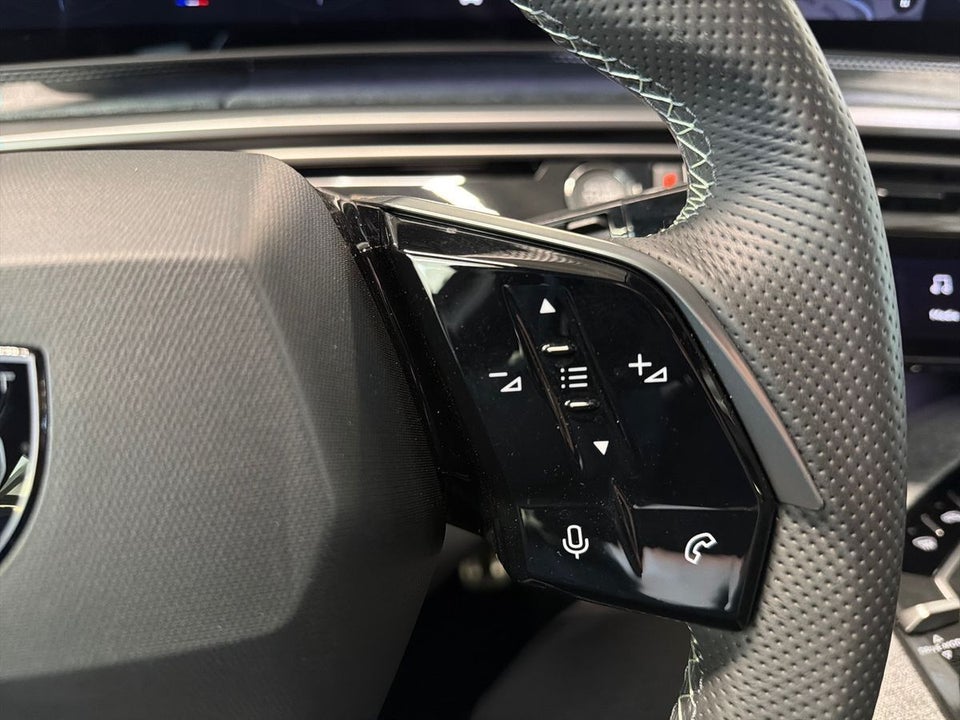 Peugeot e-3008 77 GT Pack 5d