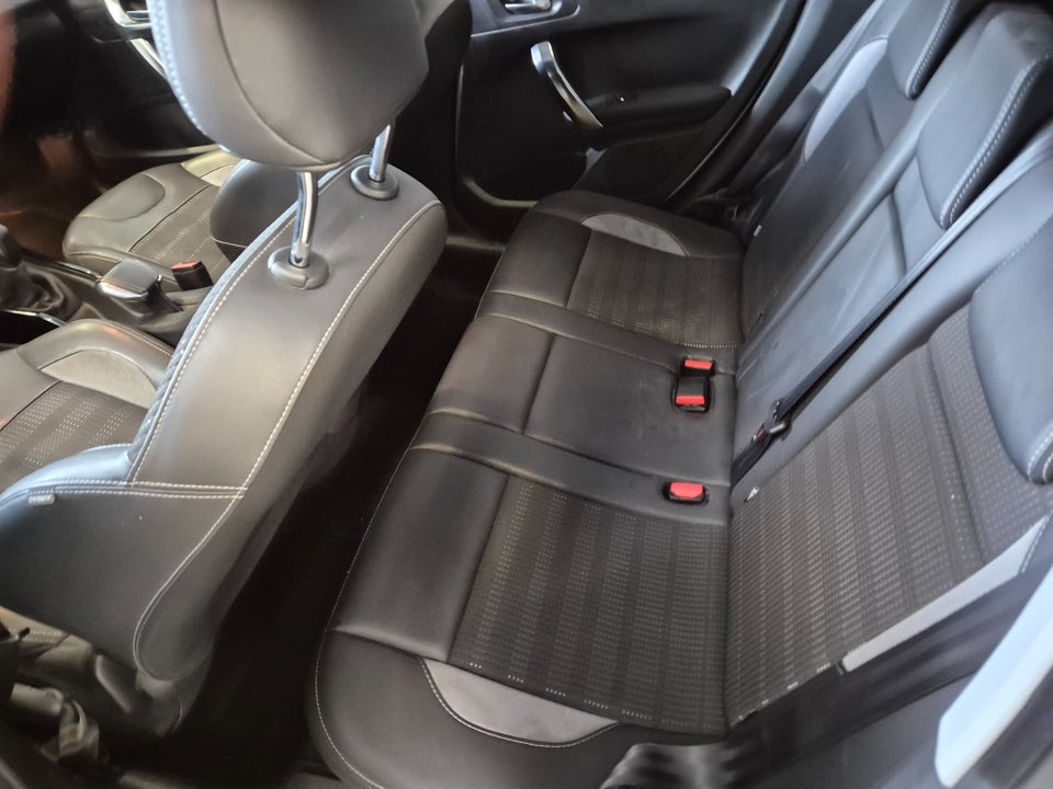 Peugeot 2008 1,6 BlueHDi 100 Active 5d