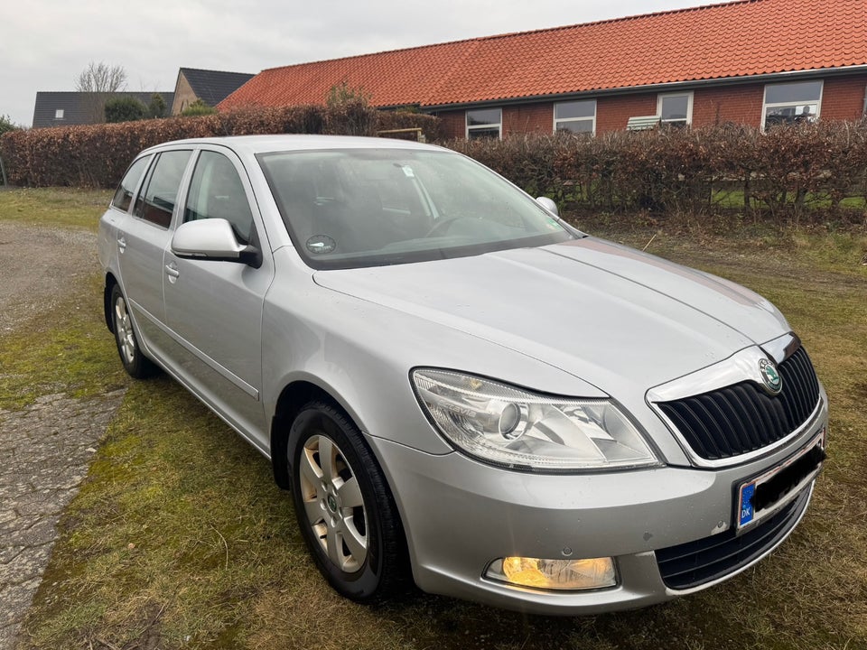 Skoda Octavia 2,0 TDi Ambiente Combi 5d