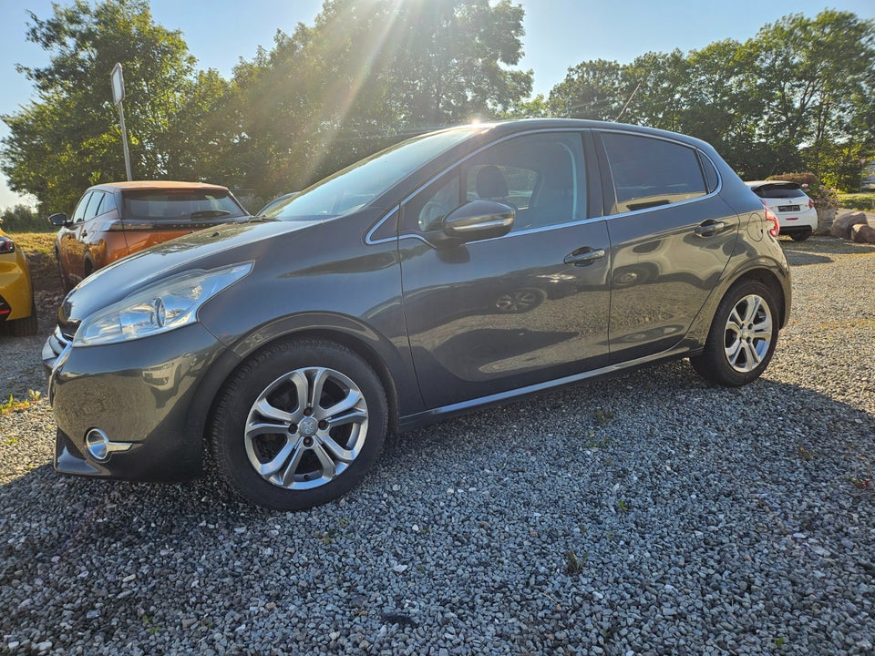 Peugeot 208 1,2 VTi Allure Sky 5d