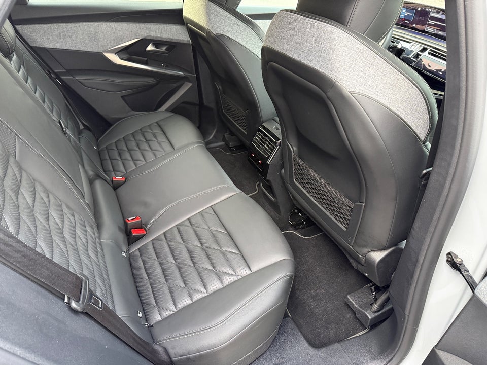 Peugeot e-3008 77 GT Pack 5d