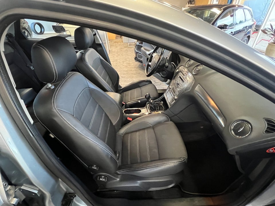 Ford Mondeo 2,5 20V Turbo Titanium stc. 5d