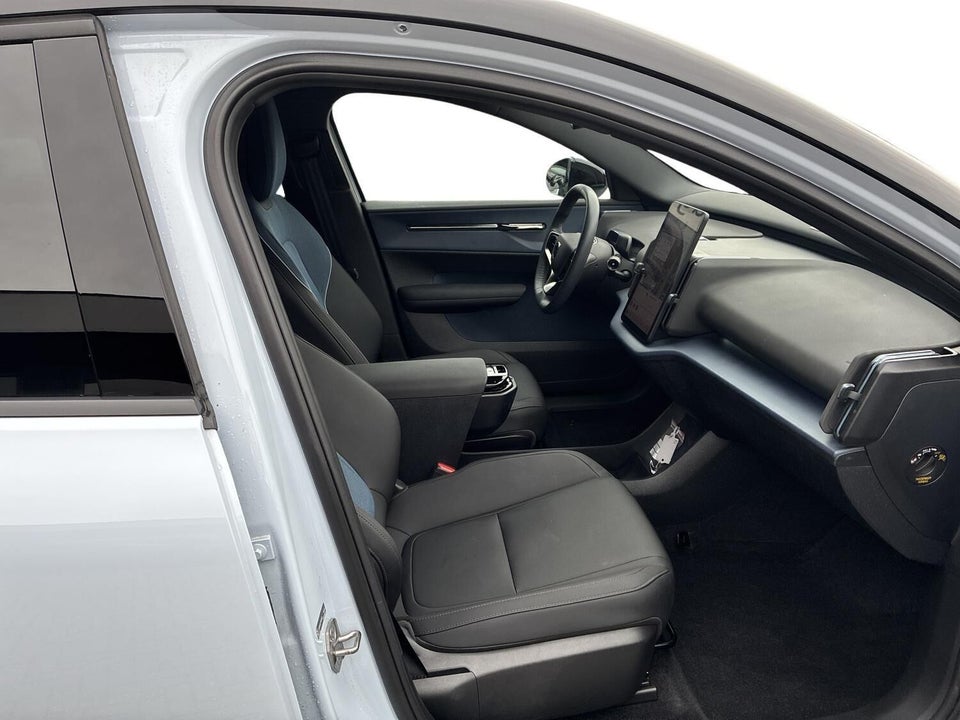 Volvo EX30 Extended Range Plus 5d