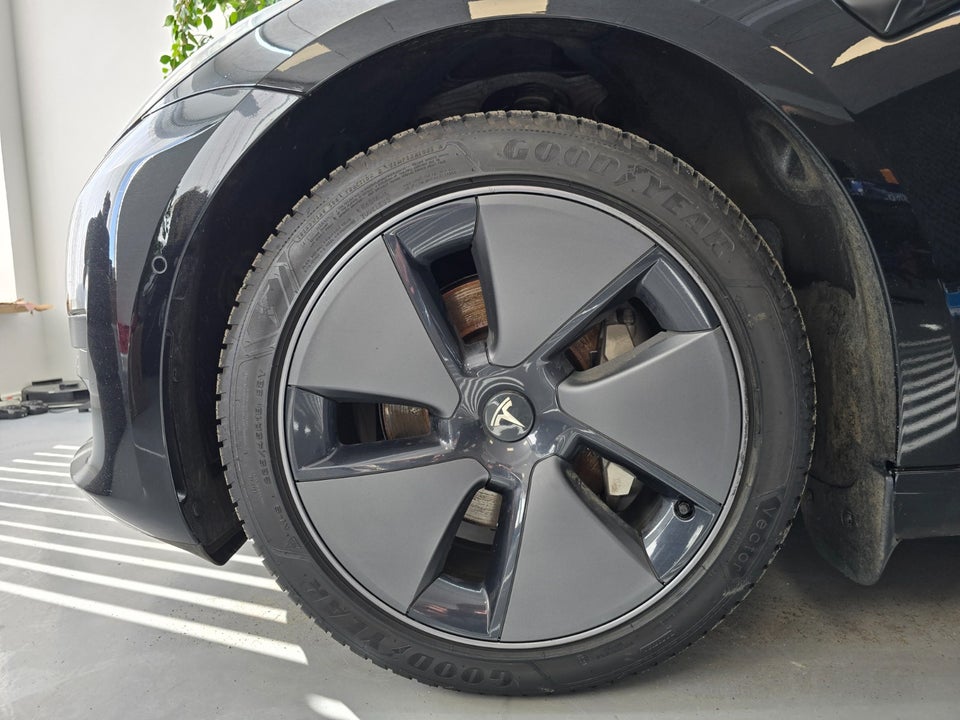 Tesla Model 3 Standard Range+ RWD 4d