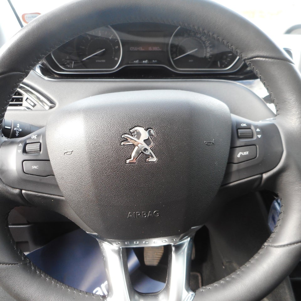 Peugeot 208 1,5 BlueHDi 100 Signature Sky 5d