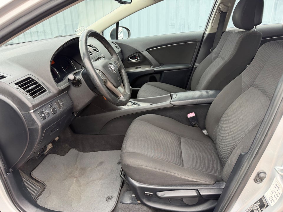 Toyota Avensis 1,8 VVT-i T2 stc. E-CVT 5d