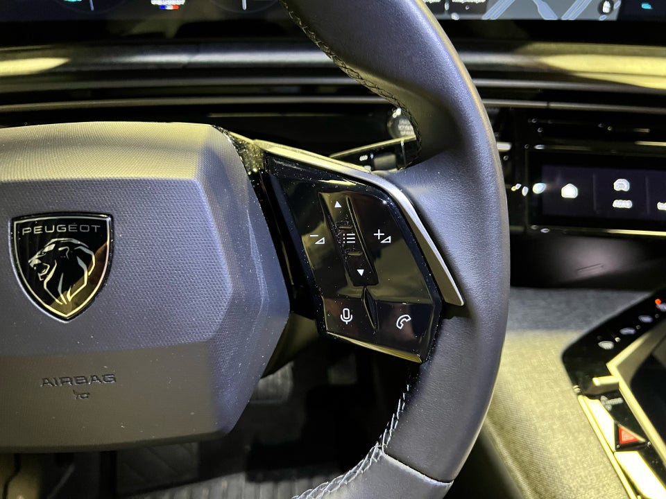 Peugeot e-3008 77 GT 5d