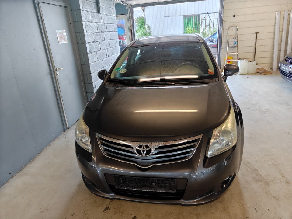 Toyota Avensis 1,6 VVT-i T1 stc. 5d