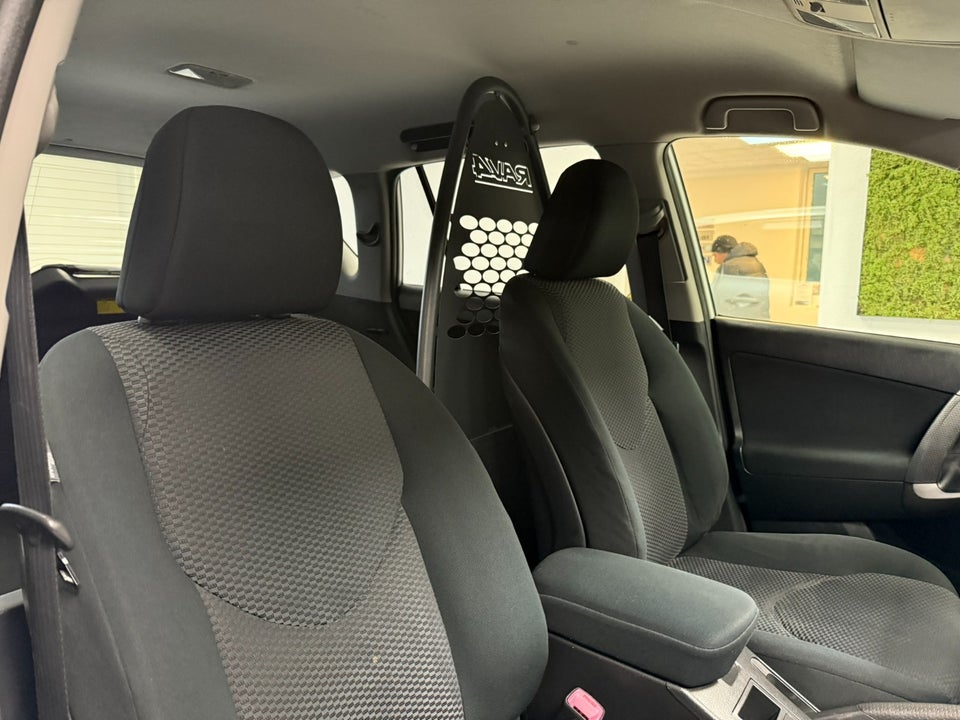 Toyota RAV4 2,2 D-CAT 150 T3 aut. 4x4 Van 5d