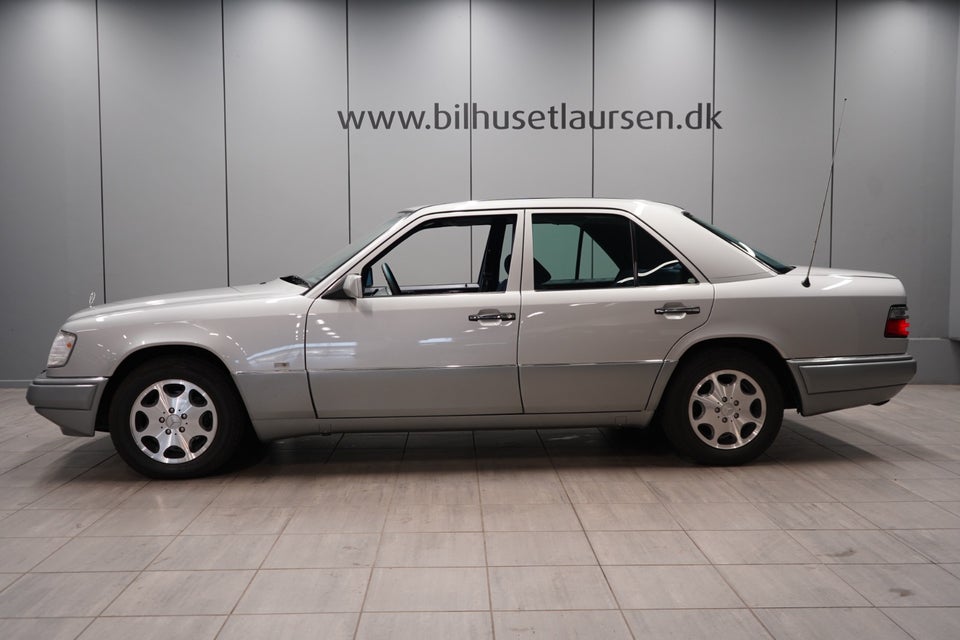 Mercedes E280 2,8  4d