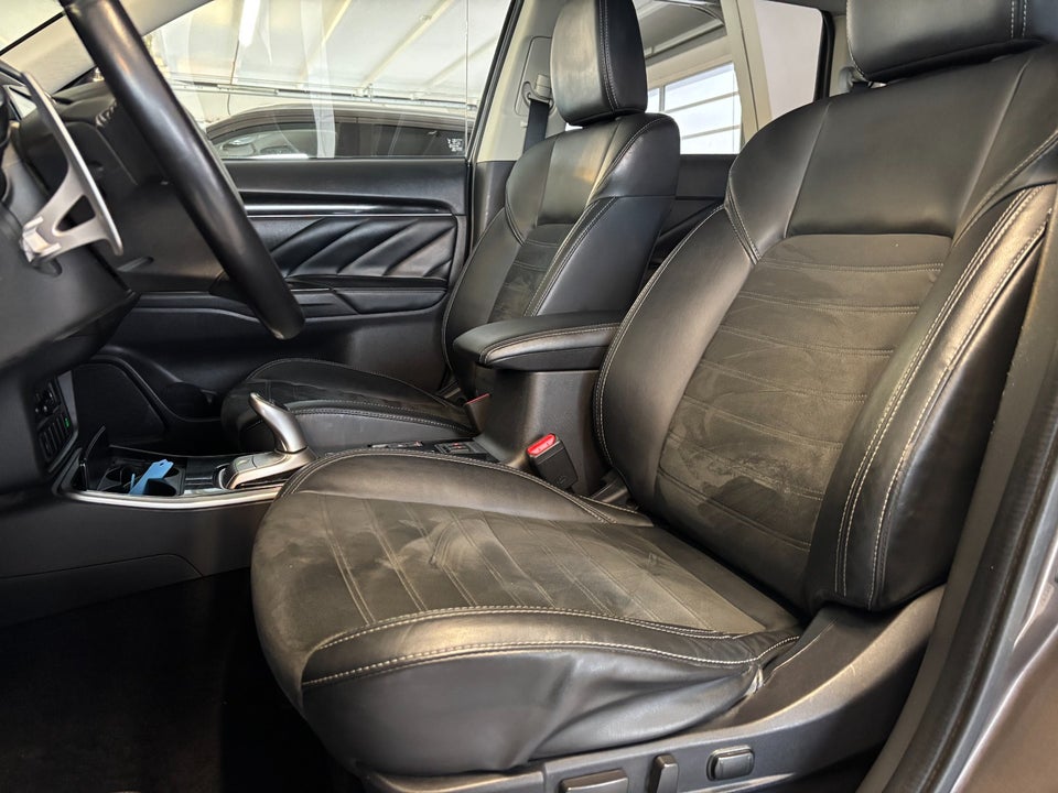 Mitsubishi Outlander 2,4 PHEV Invite CVT 4WD 5d