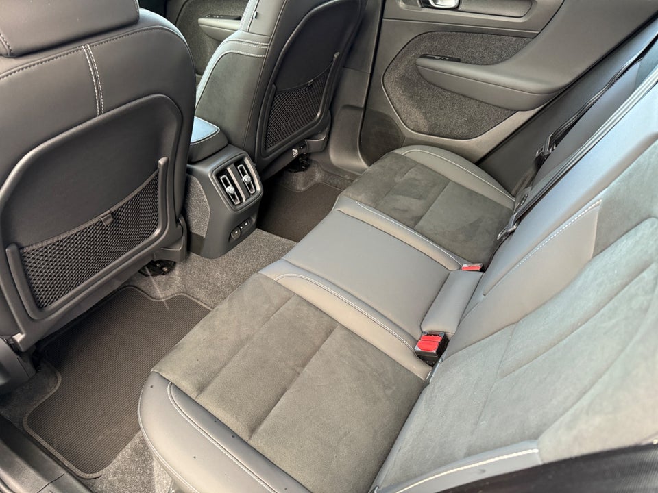 Volvo EX40 Extended Range Black Edition 5d