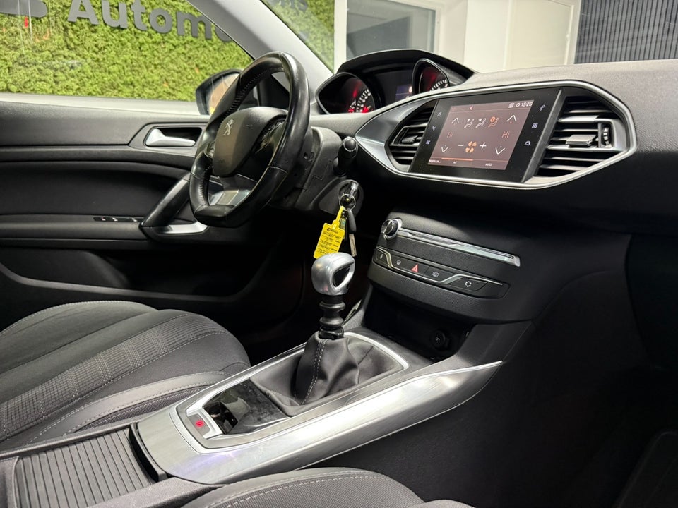 Peugeot 308 1,5 BlueHDi 130 Allure Sky 5d