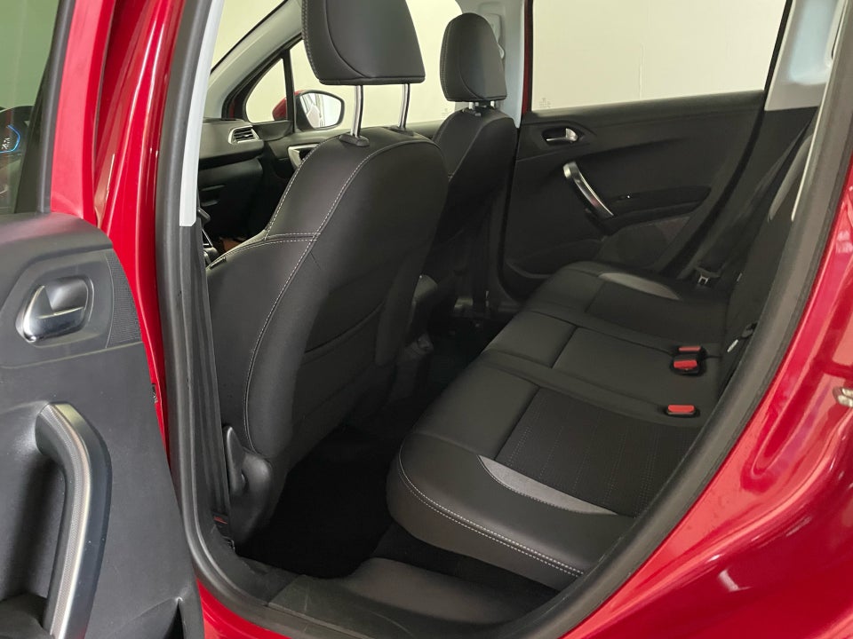 Peugeot 2008 1,2 e-THP 110 Selection Sky 5d
