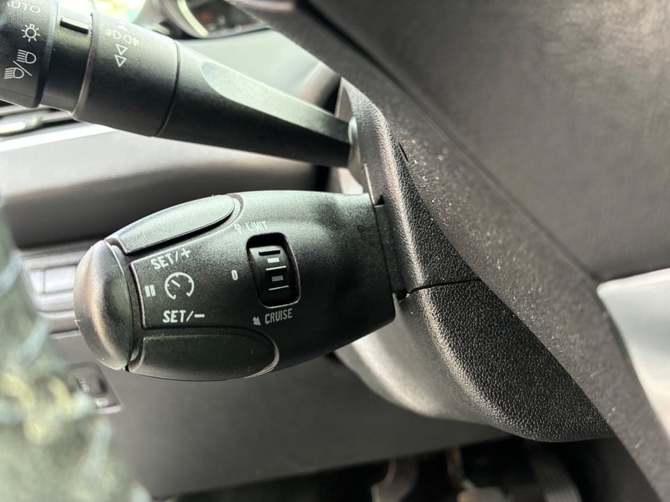 Peugeot 208 1,2 VTi Allure Sky 5d