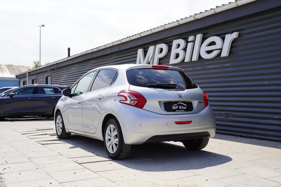 Peugeot 208 1,2 VTi 82 Supreme Sky 5d