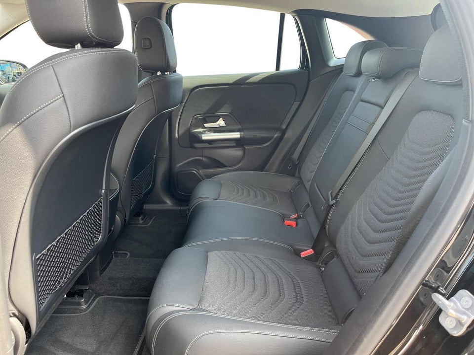 Mercedes EQA300 4Matic 5d