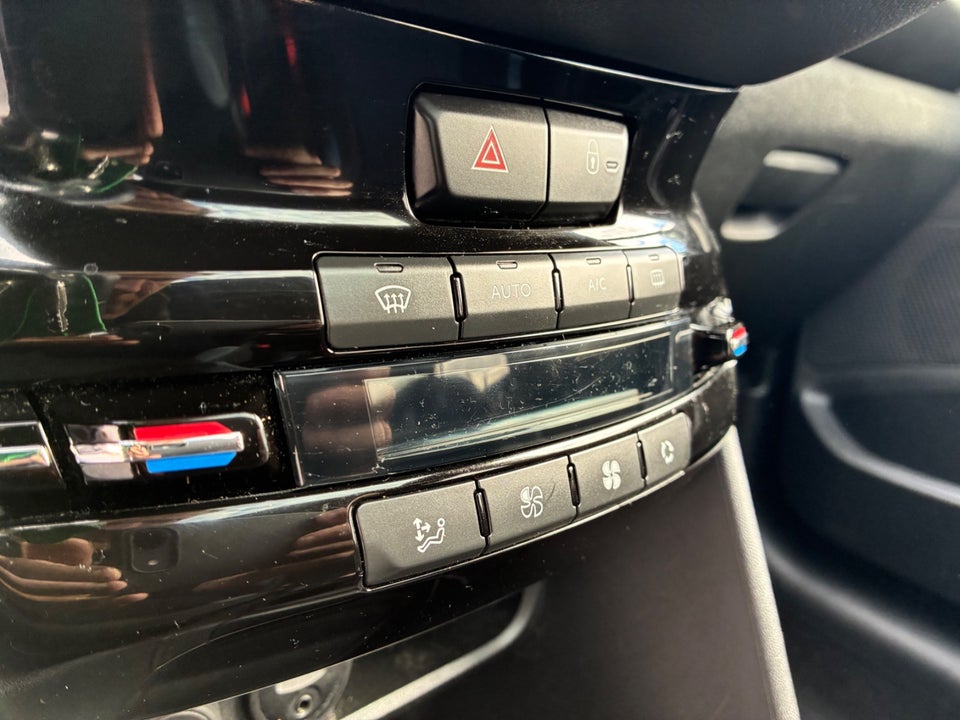 Peugeot 208 1,2 VTi Allure Sky 5d