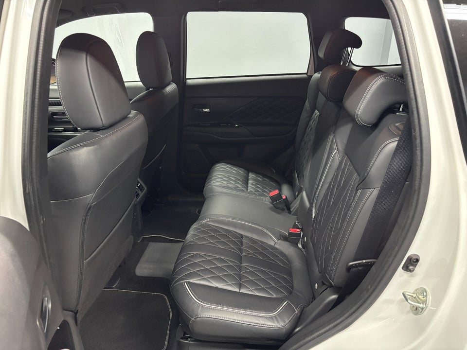 Mitsubishi Outlander 2,4 PHEV Instyle CVT 4WD 5d