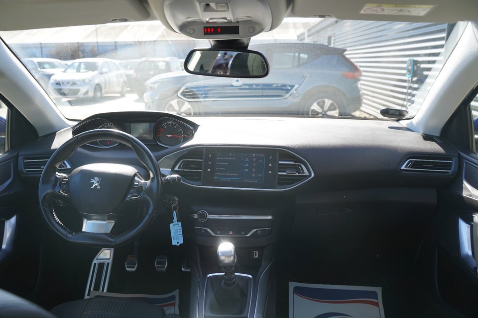 Peugeot 308 1,2 e-THP 130 Allure Sky 5d