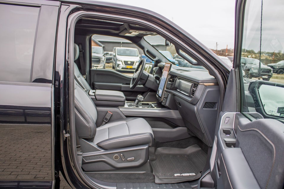 Ford F-150 131 Lightning Lariat Extended Range 4d