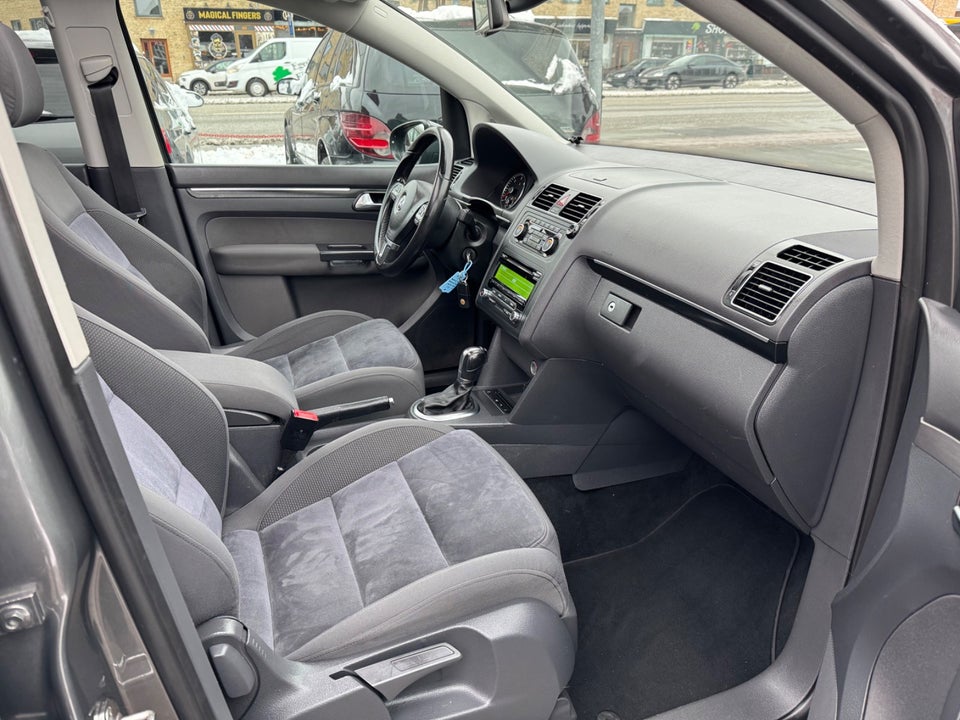 VW Touran 1,6 TDi 105 Highline DSG BMT 7prs 5d